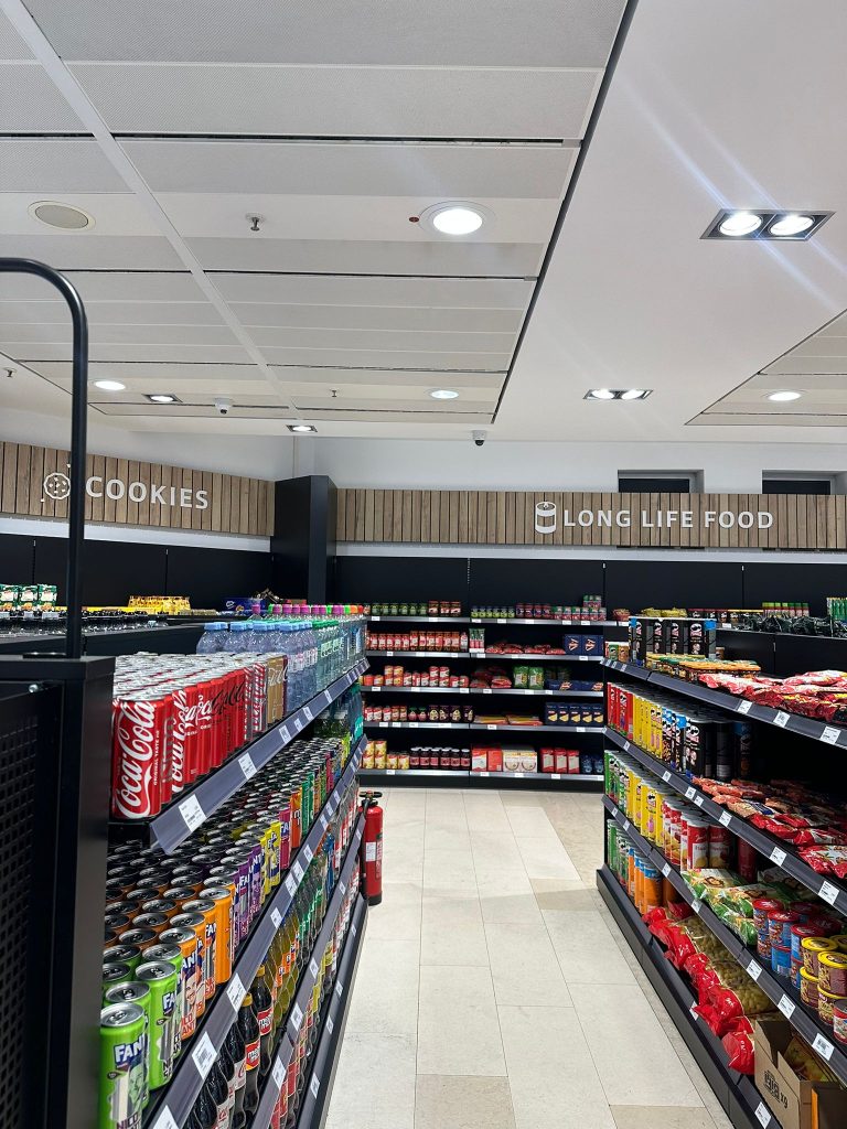 Lebensmittelgeschäft im Bereich haltbare Lebensmittel